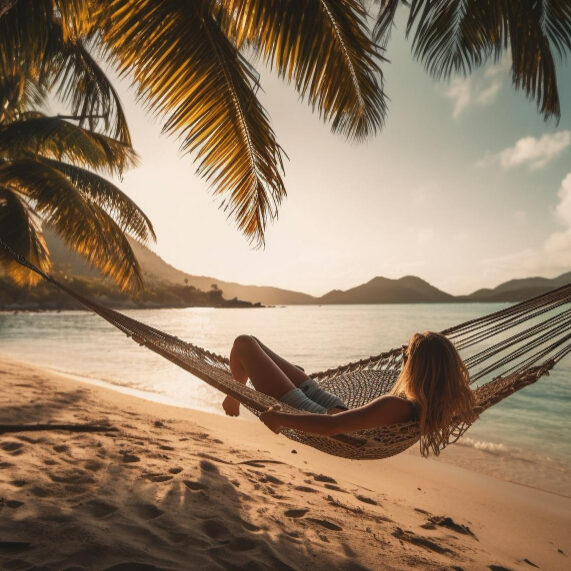 mulher descansando em rede em resorts no Brasil